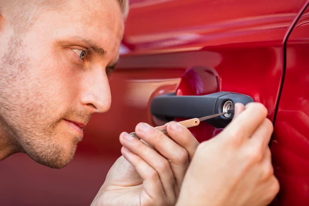 Schlüsseldienst öffnet Auto